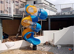 佛山顺德户外廊架走道旋转儿童塑料滑滑梯｜红岗古楼幼儿园旋转儿童滑梯定制案例